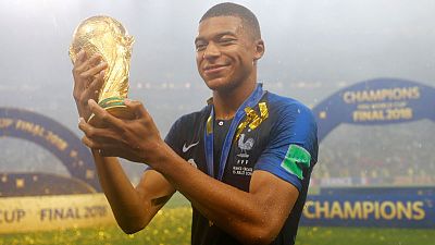 فرنسا تحرز لقب كأس العالم للمرة الثانية بعد نهائي مثير فرنسا تحرز لقب كأس العالم للمرة الثانية بعد نهائي مثير