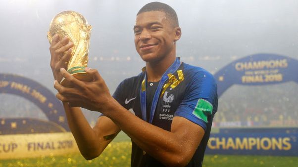 فرنسا تحرز لقب كأس العالم للمرة الثانية بعد نهائي مثير فرنسا تحرز لقب كأس العالم للمرة الثانية بعد نهائي مثير
