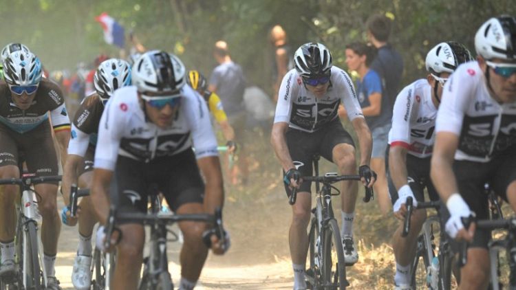 Froome and company grind through the cobbles