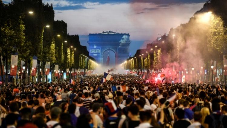 Mondial-2018: une marée humaine noie Paris dans la fête
