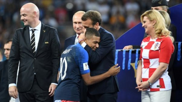Mondial: Macron radieux pour fêter la nouvelle étoile des Bleus Mondial: Macron radieux pour fêter la nouvelle étoile des Bleus