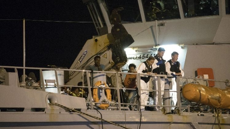 Migranti:Pozzallo, fatti sbarcare in 184