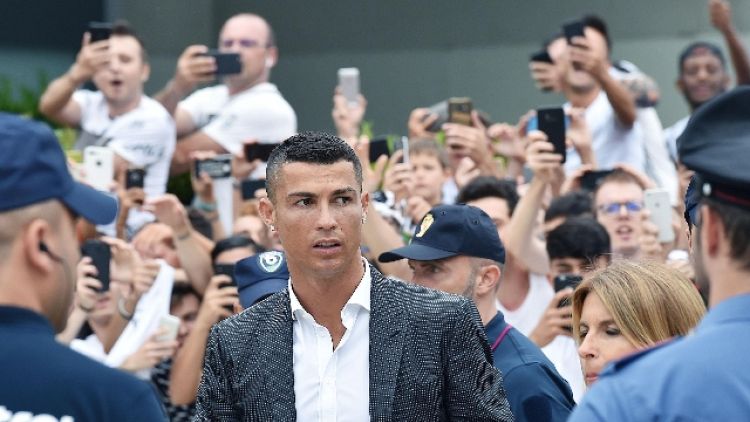 Ronaldo, abbraccio tifosi al JMedical