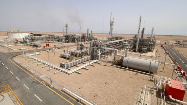 المحتجون عند حقل السيبة العراقي يطالبون بوظائف وتحسين الخدمات المحتجون عند حقل السيبة العراقي يطالبون بوظائف وتحسين الخدمات