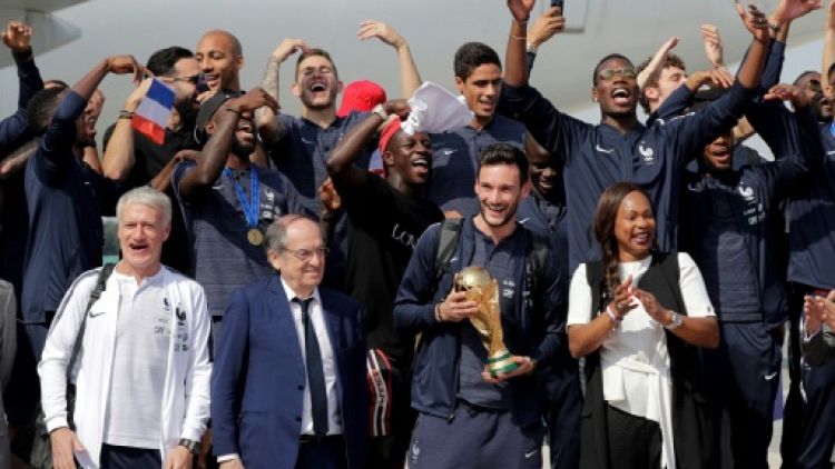 Mondial-2018: les Bleus ont atterri, la foule les attend sur les Champs