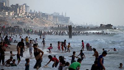 حرارة الطقس وانقطاع الكهرباء يدفعان سكان غزة إلى الشواطئ الملوثة