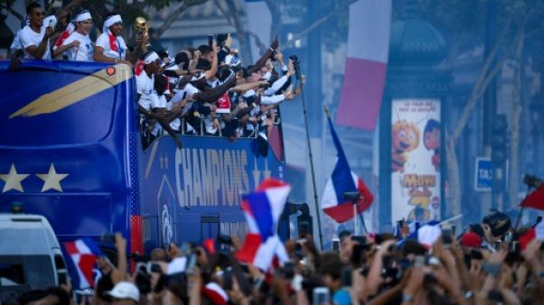 Sur "la plus belle avenue du monde", liesse bleu-blanc-rouge pour les champions du monde Sur "la plus belle avenue du monde", liesse bleu-blanc-rouge pour les champions du monde
