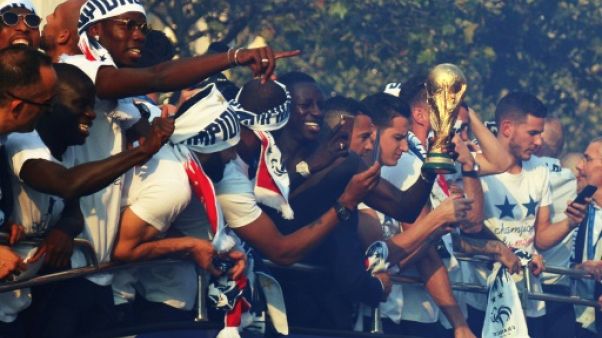 Des Champs-Elysées à l'Élysée, les Bleus champions du monde acclamés par une foule en délire Des Champs-Elysées à l'Élysée, les Bleus champions du monde acclamés par une foule en délire