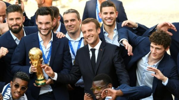 Après la folie du stade, Macron célèbre les Bleus symboles de "la République" Après la folie du stade, Macron célèbre les Bleus symboles de "la République"