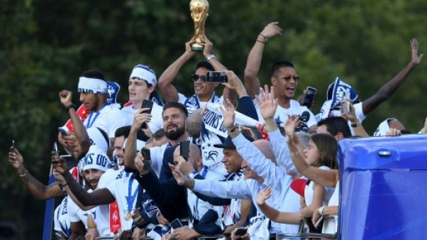 Les Bleus champions du monde célébrés sur les Champs-Elysées par une foule en délire Les Bleus champions du monde célébrés sur les Champs-Elysées par une foule en délire