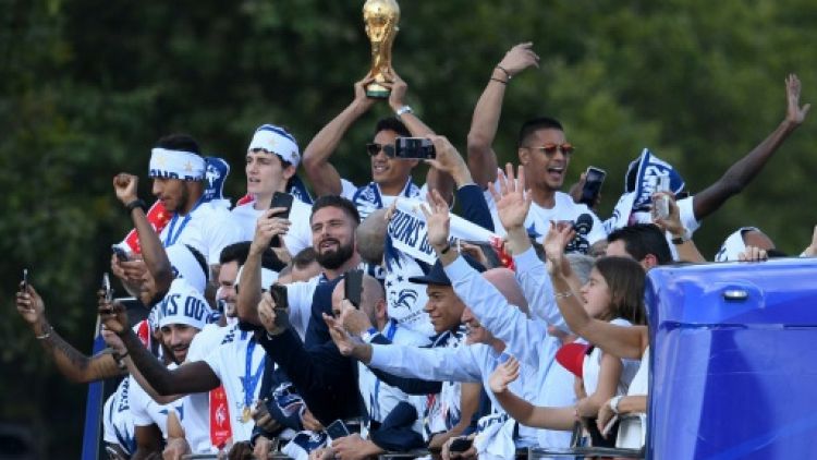 Les Bleus champions du monde célébrés sur les Champs-Elysées par une foule en délire
