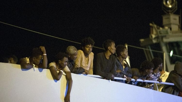 Migranti: si tuffano da barca,4 annegati