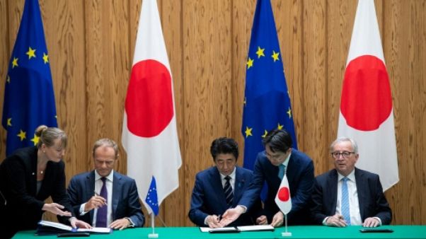Face à Trump, l'UE et le Japon signent un accord commercial "historique" Face à Trump, l'UE et le Japon signent un accord commercial "historique"