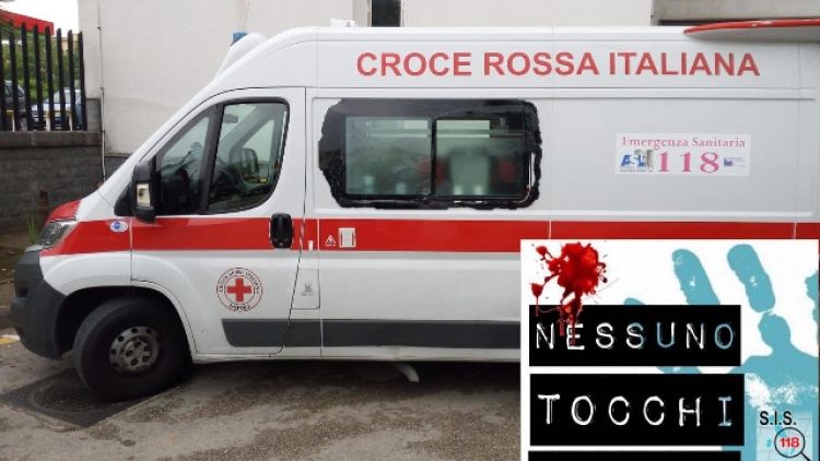 Ancora sassi contro ambulanza a Napoli