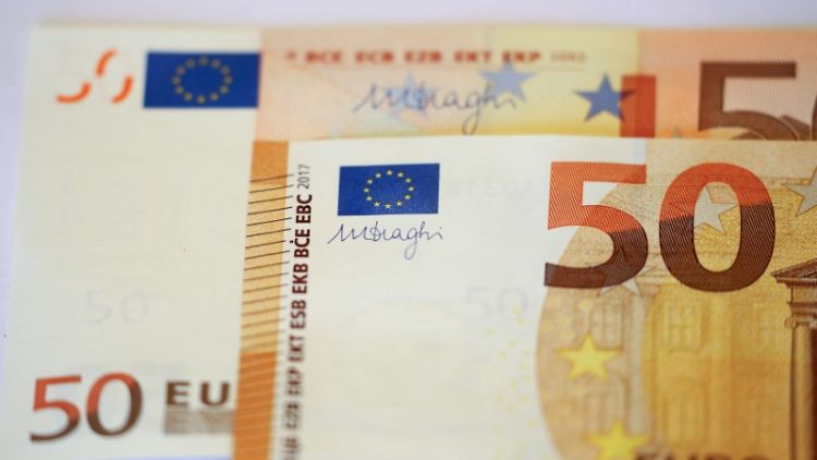 اليورو والين يتراجعان مع صعود الدولار بدعم من تعليقات متفائلة لباول