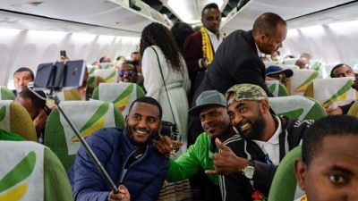 Du champagne pour le premier vol en vingt ans entre Ethiopie et Erythrée Du champagne pour le premier vol en vingt ans entre Ethiopie et Erythrée