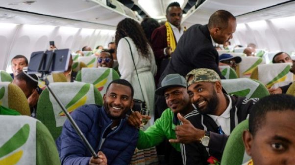 Du champagne pour le premier vol en vingt ans entre Ethiopie et Erythrée Du champagne pour le premier vol en vingt ans entre Ethiopie et Erythrée