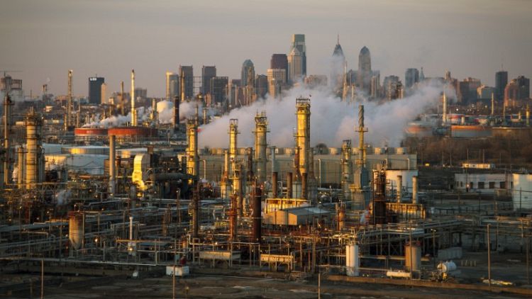 أسعار النفط تهبط وسط إنتاج أمريكي قياسي وزيادة المخزونات