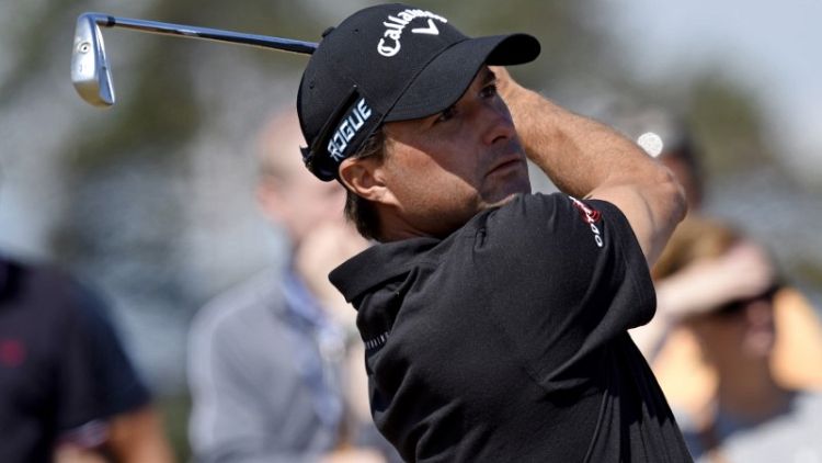American Kisner early leader in benign Open conditions