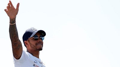 هاميلتون بطل فورمولا 1 يستمر مع مرسيدس حتى 2020