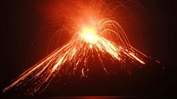 Indonésie: "l'enfant" du volcan Krakatoa entre en éruption Indonésie: "l'enfant" du volcan Krakatoa entre en éruption