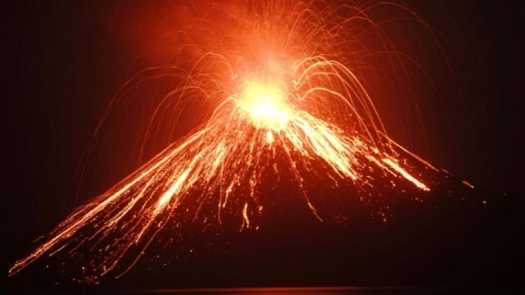 Indonésie: "l'enfant" du volcan Krakatoa entre en éruption