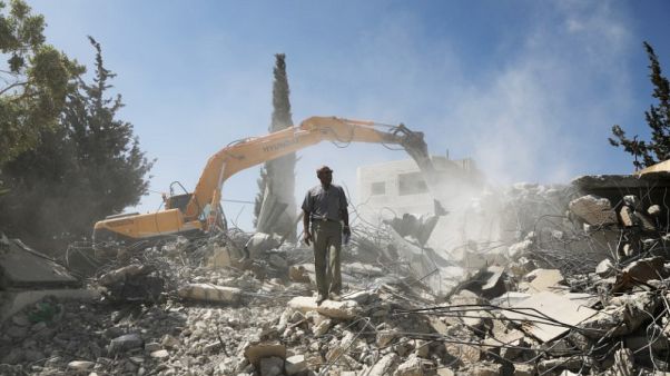 فلسطينيون في القدس يهدمون منزلين بدلا من أن يدخلها الإسرائيليون فلسطينيون في القدس يهدمون منزلين بدلا من أن يدخلها الإسرائيليون