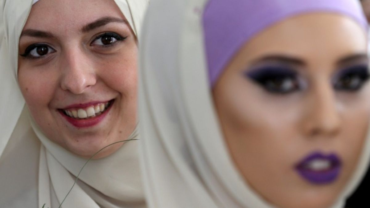 Sixty Bosnian Muslim couples marry at mass religious wedding | Euronews