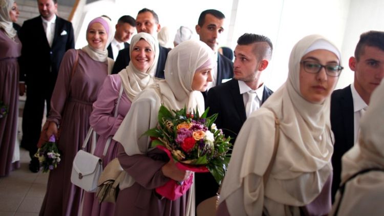 120 شابا وفتاة مسلمين يعقدون قرانهم في زواج جماعي في سراييفو