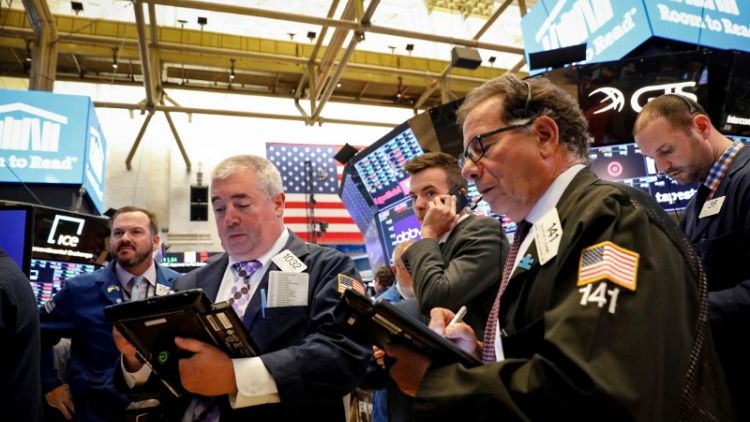الأسهم الأمريكية تهبط متضررة من أرباح مخيبة للآمال ومخاوف التجارة
