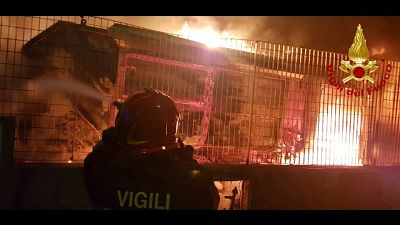 Incendio in campo rom nel Cagliaritano Incendio in campo rom nel Cagliaritano