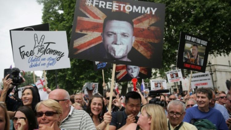 Royaume-Uni: un militant d'extrême droite érigé en martyr par des partisans de Trump