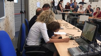 Ministra Lezzi in aula con il figlio Ministra Lezzi in aula con il figlio