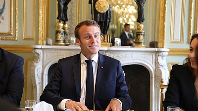 الرئيس الفرنسي يفصل حارسا شخصيا شوهد في تسجيل مصور وهو يضرب محتجا