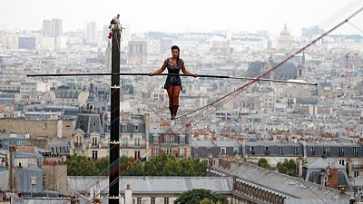 لاعبة مشي على الحبل المشدود تدهش سكان باريس بعرض مثير
