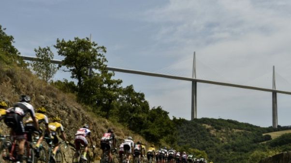 Le peloton du Tour de France près du viaduc de Millau, le 18 juillet 2015 Le peloton du Tour de France près du viaduc de Millau, le 18 juillet 2015