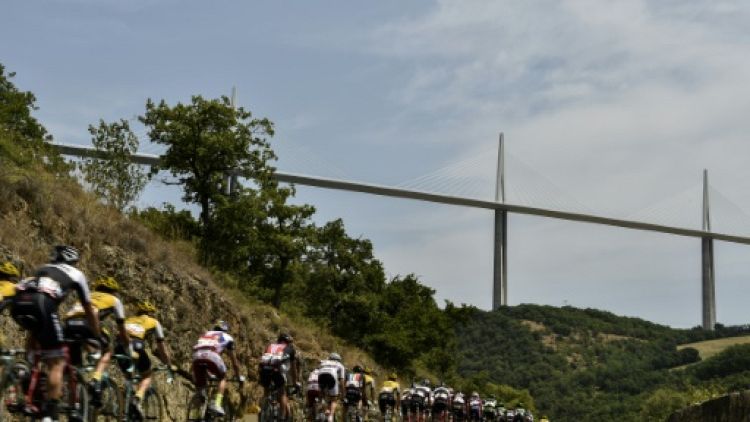 Le peloton du Tour de France près du viaduc de Millau, le 18 juillet 2015  