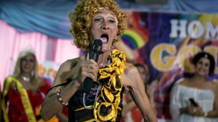 A Manille, des seniors gays se mettent en drag pour survivre
