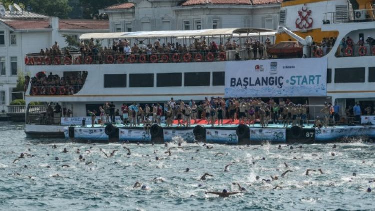 A Istanbul, 2.400 nageurs franchissent le Bosphore à la nage