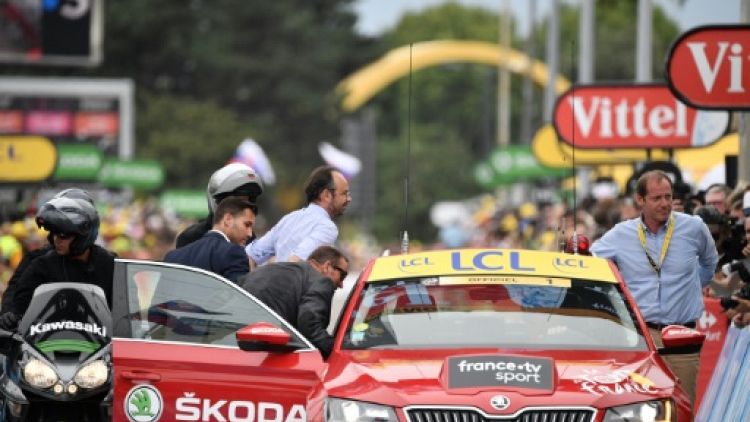 Tour de France: entre voitures et hélicoptères, les invités vivent l'expérience au plus près