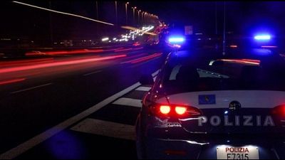Ragazza violentata, caccia all'uomo Ragazza violentata, caccia all'uomo
