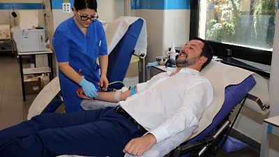 Salvini dona sangue in sede Avis Milano