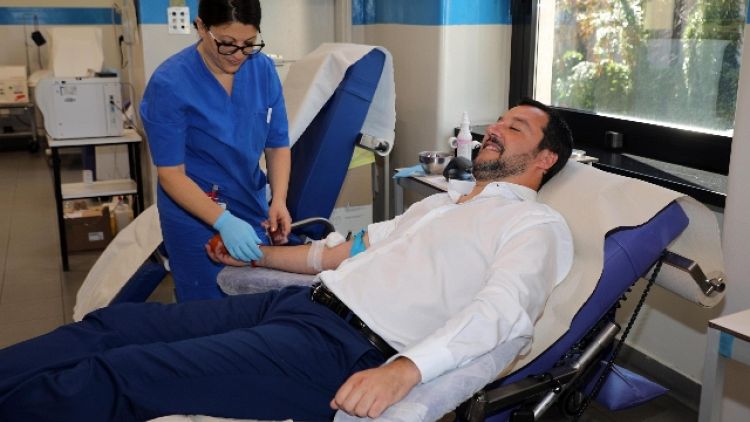 Salvini dona sangue in sede Avis Milano