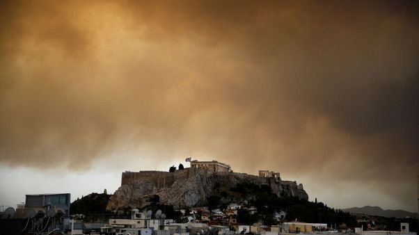 يونانيون يفرون من حريق غابات يستعر إلى الغرب من أثينا يونانيون يفرون من حريق غابات يستعر إلى الغرب من أثينا