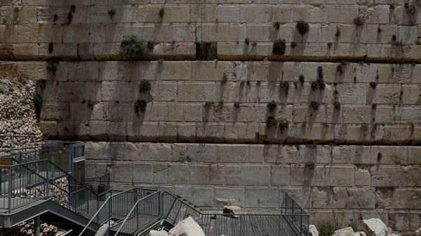 سقوط حجر من الحائط الغربي في القدس سقوط حجر من الحائط الغربي في القدس