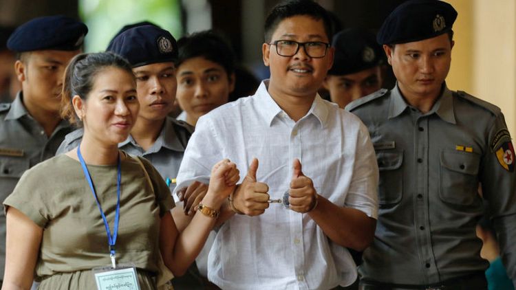 صحفي من رويترز يقول إن شرطة ميانمار دست له الوثائق "السرية" للإيقاع به