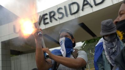 Des étudiants tirent un mortier le 23 juillet 2018 à Managua Des étudiants tirent un mortier le 23 juillet 2018 à Managua