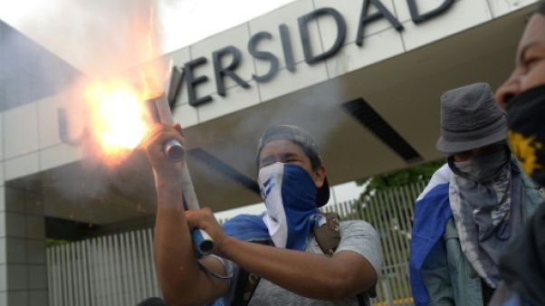 Des étudiants tirent un mortier le 23 juillet 2018 à Managua Des étudiants tirent un mortier le 23 juillet 2018 à Managua