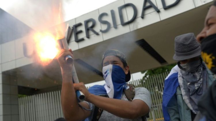 Des étudiants tirent un mortier le 23 juillet 2018 à Managua