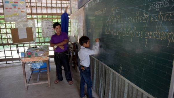Au Cambodge, l'éducation, outil de propagande électorale Au Cambodge, l'éducation, outil de propagande électorale